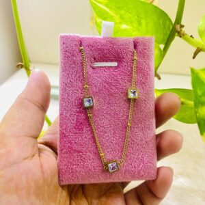18k gold 3 white stone neckpice