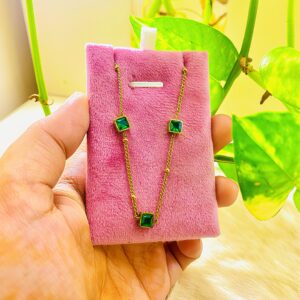 18K gold 3 green stone neckpice